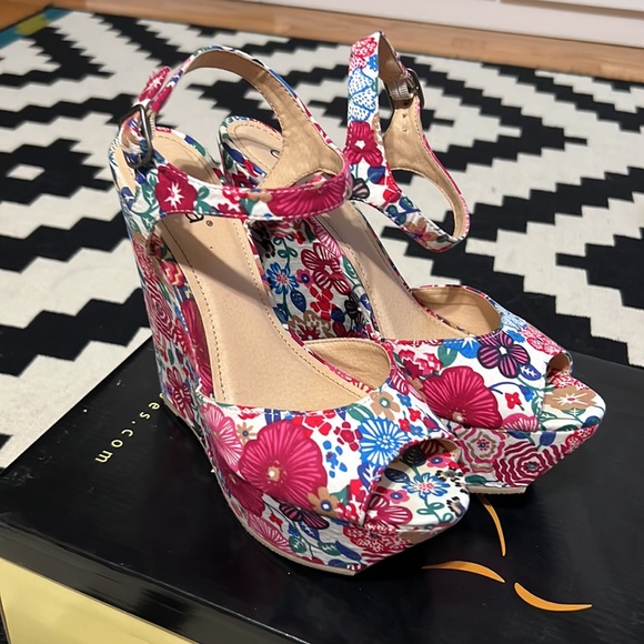 Diva platform red floral ankle strap summer wedges - Picture 9 of 9